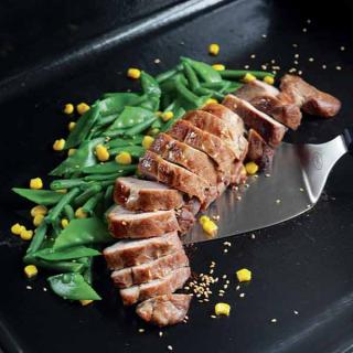Porc aux petits légumes et sésame à la plancha