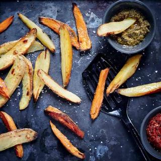 Frites de pommes de terre et de patates douces Frites de pommes de terre et de patates douces