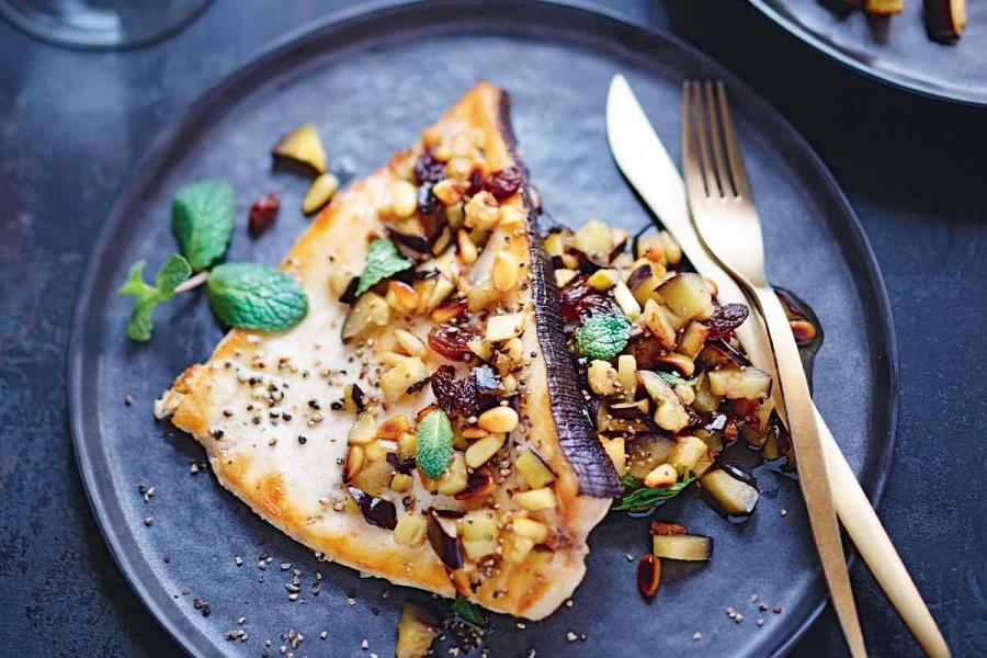Espadon aux raisins et pignons