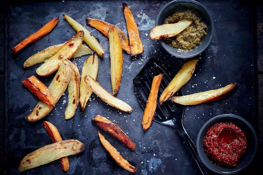 Frites de pommes de terre et de patates douces